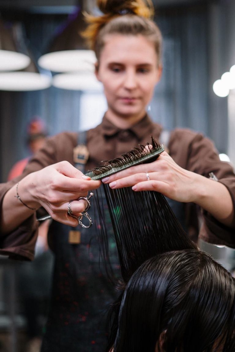 W jaki sposób szukać fachowych salonów fryzjerskich oferujących doczepianie włosów?