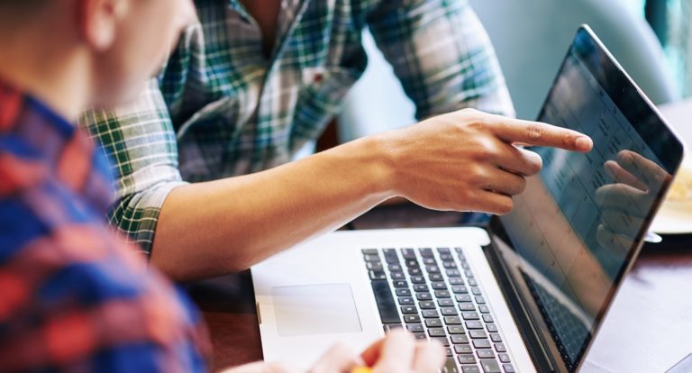 Materiały reklamowe dla branży nieruchomości – co pomaga szybciej sprzedawać i wynajmować?